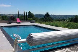 piscine couverte par un volet roulant